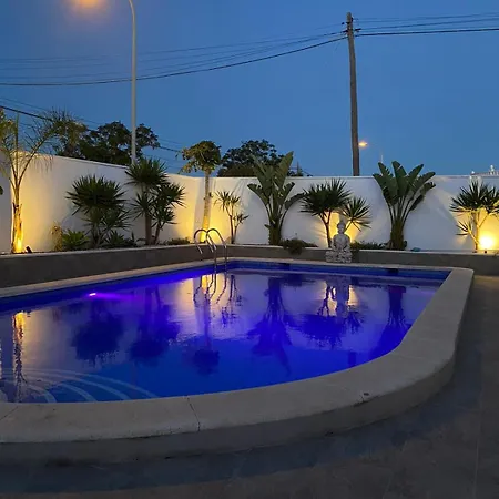 Detached With Private Pool Hotell