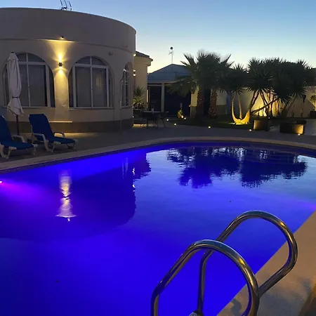 Detached With Private Pool Hotell *