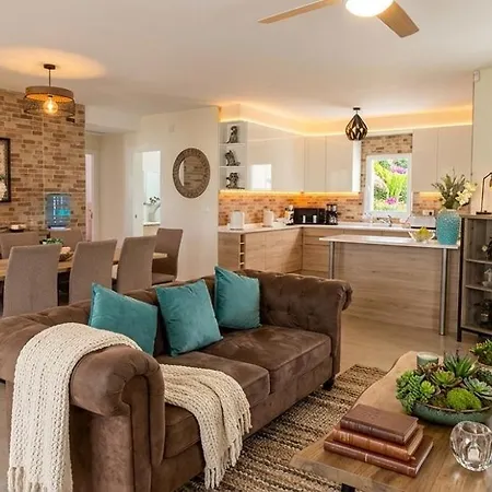 Villa Detached With Private Pool *